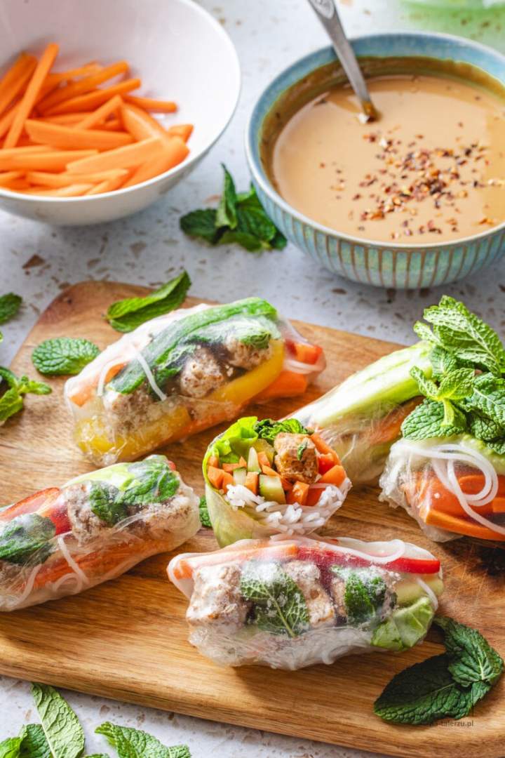 Spring rolls z tofu, warzywami i sosem orzechowym (wegańskie)
