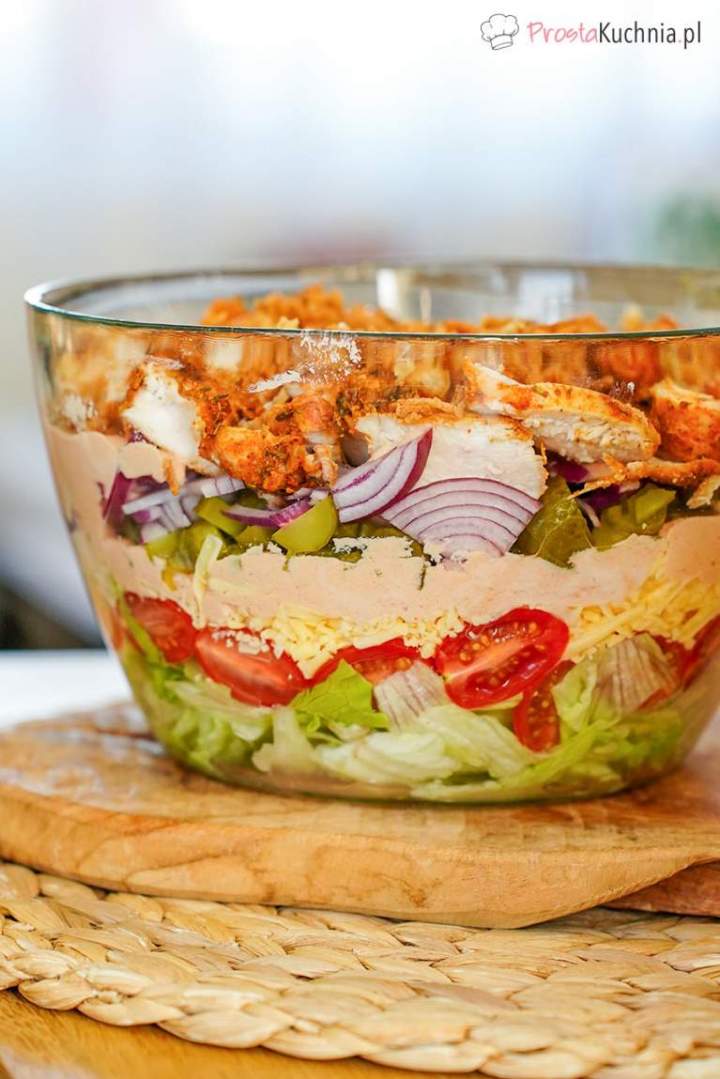 Warstwowa sałatka z kurczakiem i serem cheddar