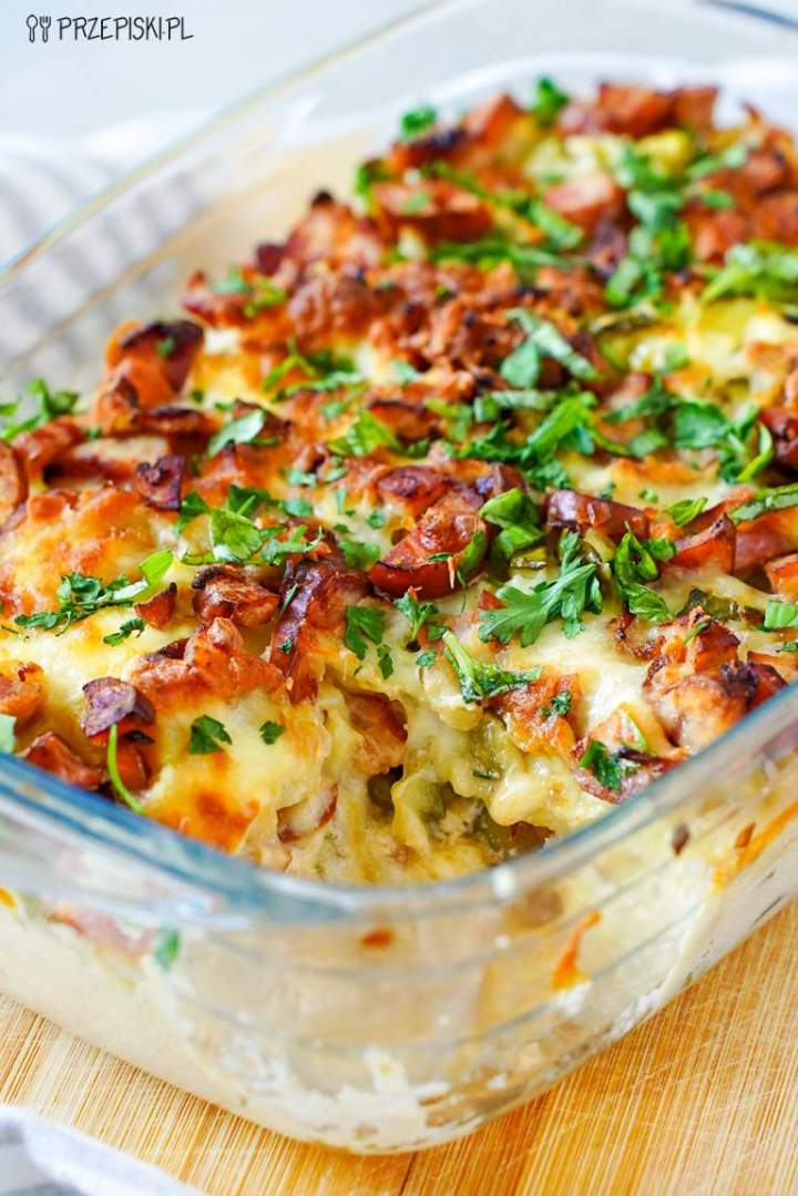 Zapiekanka obiadowa z ziemniakami i kiełbasą