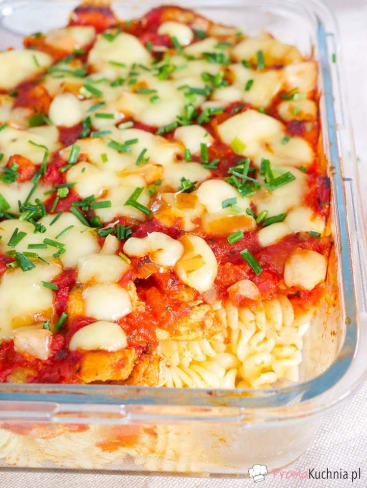 Zapiekanka z kurczakiem, makaronem i mozzarellą