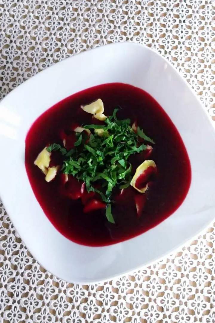 Barszcz z pieczonych buraków z malinami