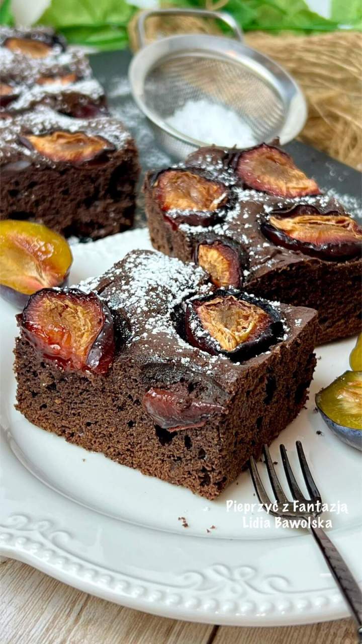 Mocno czekoladowe ciasto ze śliwkami – proste i obłędne w smaku