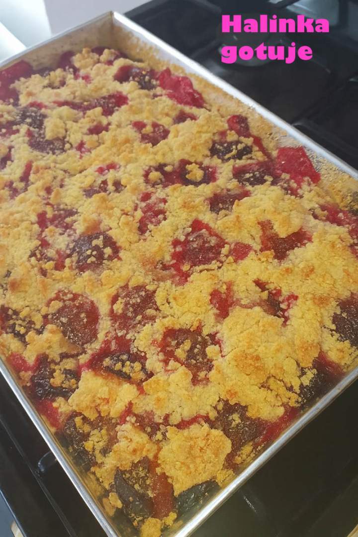 Maślane ciasto ze śliwkami i kruszonką – puszyste, wilgotne i zawsze się udaje