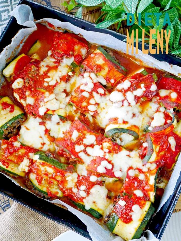 Roladki z cukinii w sosie pomidorowym – fit obiad pełen smaku