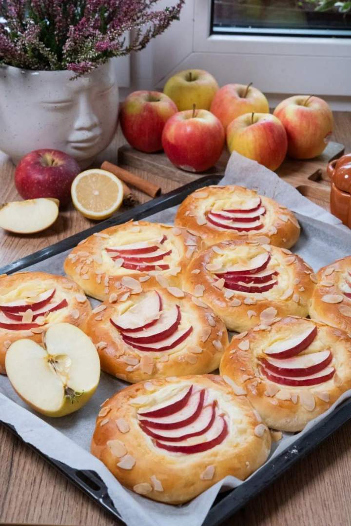Drożdżówki z jabłkami i serem