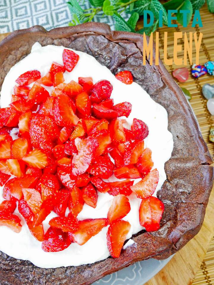 Dutch Baby kakaowy z twarogowym kremem i truskawkami