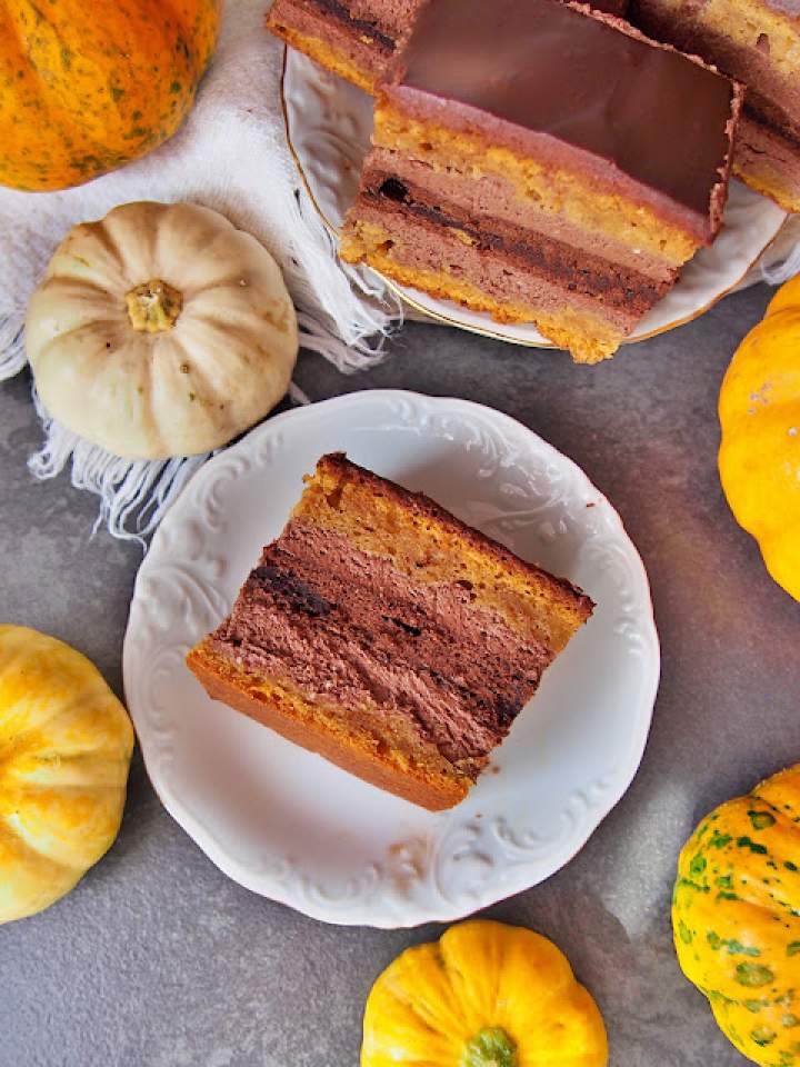 Dwukolorowe ciasto dyniowe z kremem czekoladowym – smak jesieni