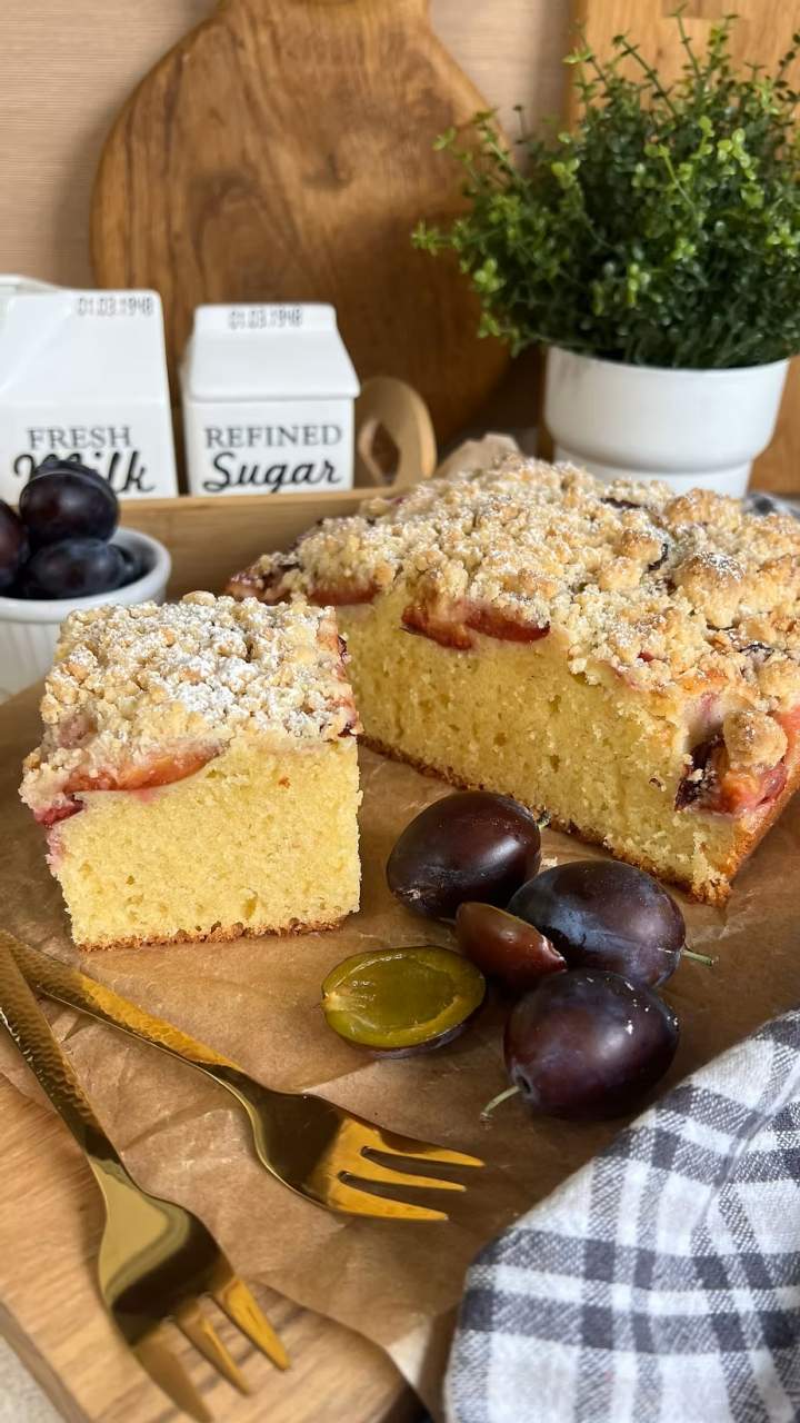 Ciasto widelcem mieszane ze śliwkami i kruszonką