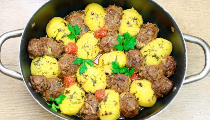 Fırında köfte z ziemniakami Hasselback