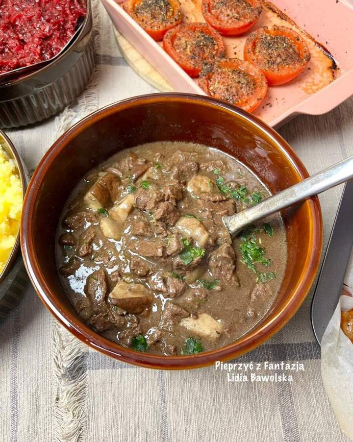Gulasz wołowy z grzybami i czerwonym winem