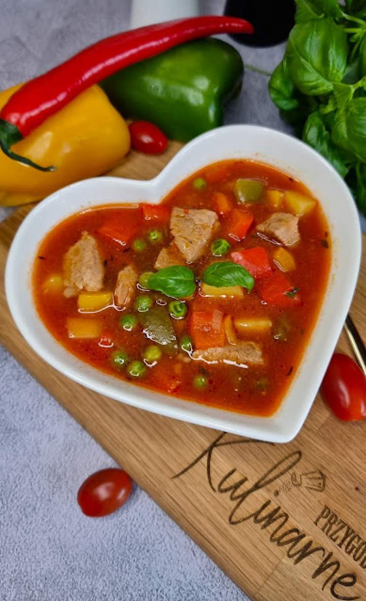 Pyszna zupa gulaszowa – obiad dla całej rodziny