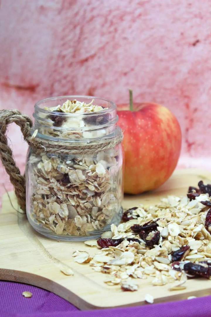 Domowa granola z żurawiną i jabłkiem – dietetyczna