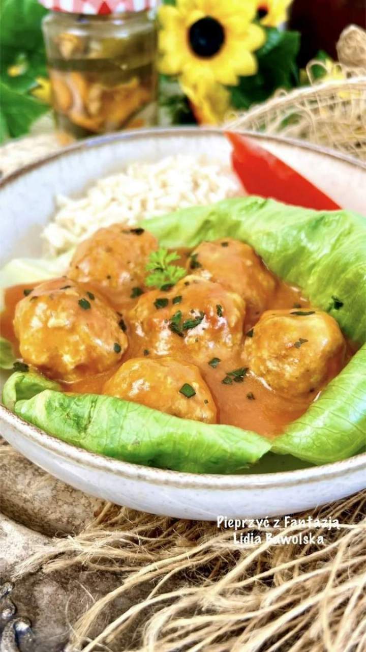 Klopsiki drobiowe w delikatnym sosie pomidorowym