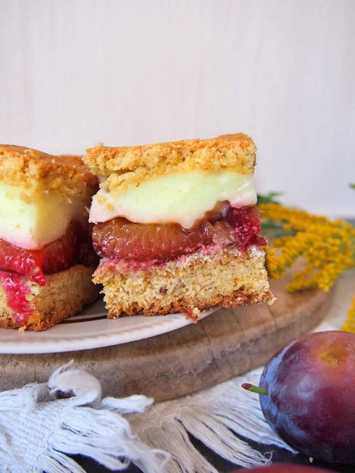 Kruche ciasto ze śliwkami i budyniem – jesienna rozkosz