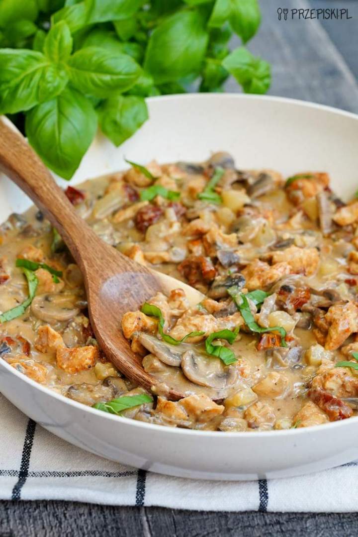 Kurczak w sosie z pieczarkami i gruszką