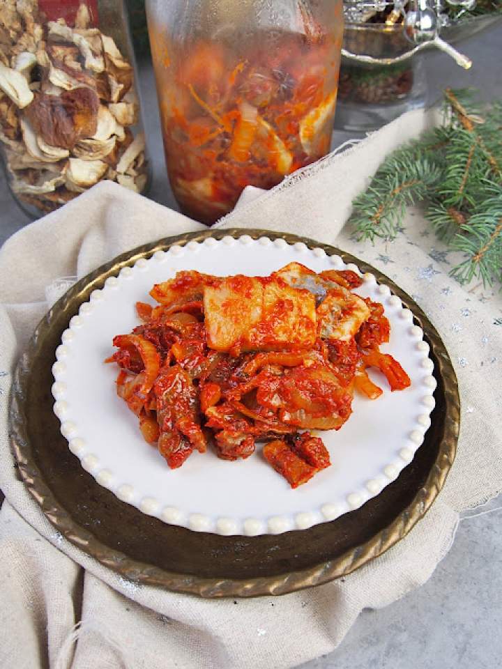 Śledzie gajowego z suszonymi borowikami (po myśliwsku)