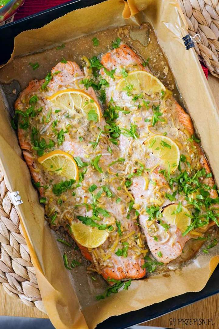 Łosoś pieczony w porach
