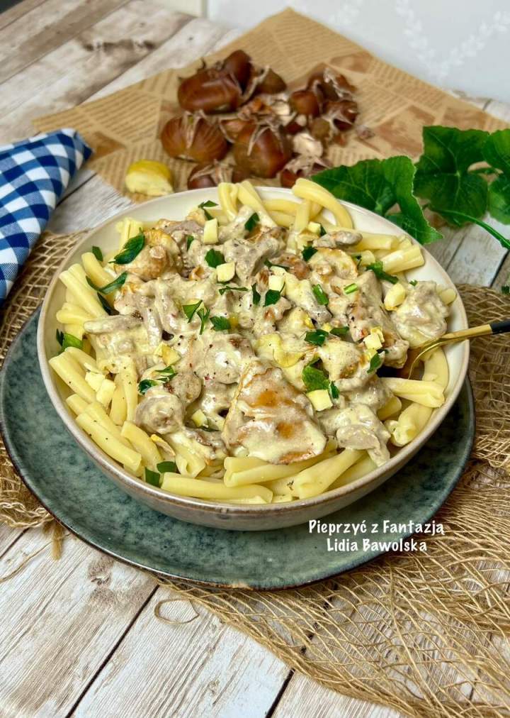 Makaron z indykiem, kurkami i kasztanami – jesienny obiad pełen smaku