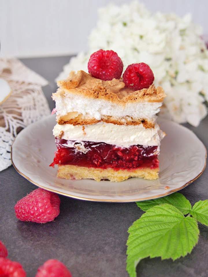 Malinowa chmurka czyli ciasto z malinami i bezą – sprawdzony przepis deser idealny