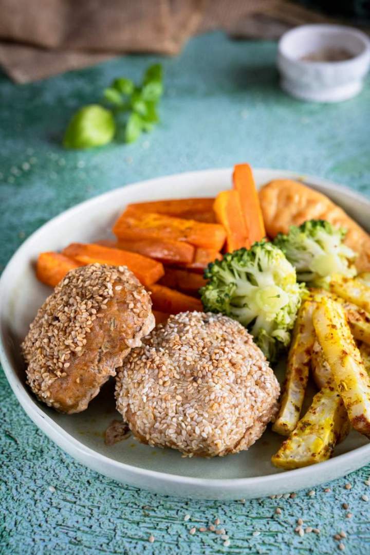 Mielone drobiowe z frytkami z batata i selera