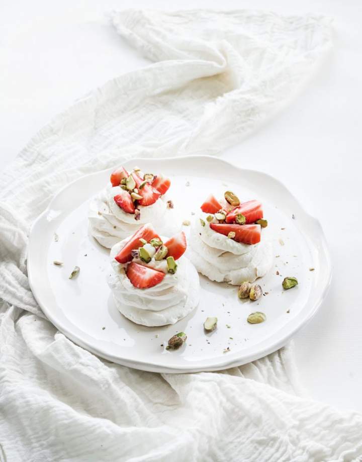 MINI PAVLOVA z truskawkami