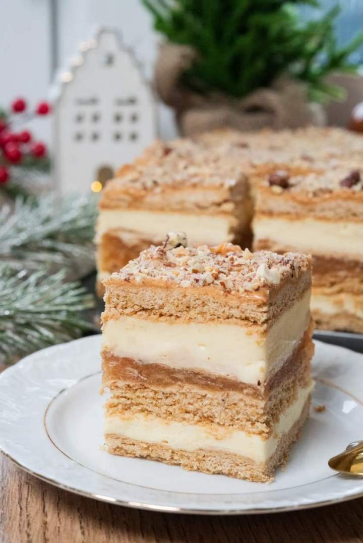 Miodownik z kremem budyniowym i jabłkami