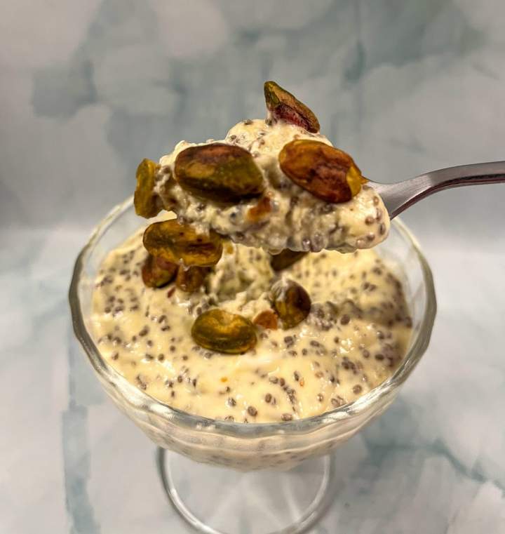 Mus mango-chia z pistacjami. Delikatny, z nutką egzotycznej słodyczy.