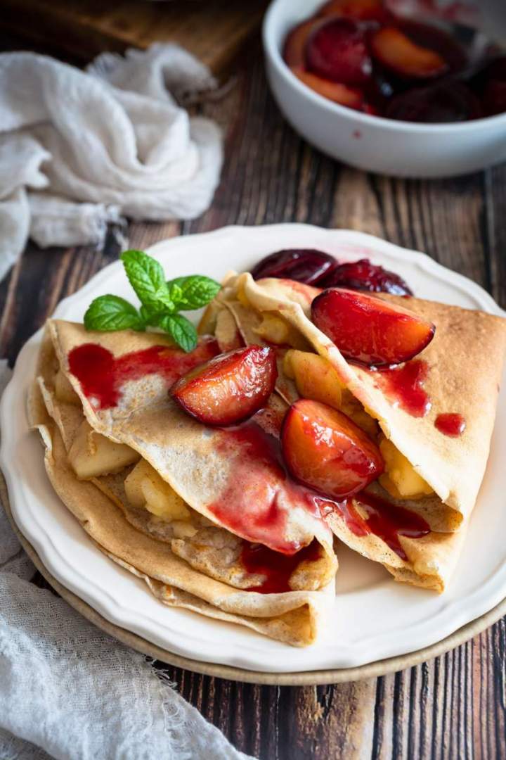 Naleśniki cynamonowe z jabłkiem i karmelizowanymi śliwkami