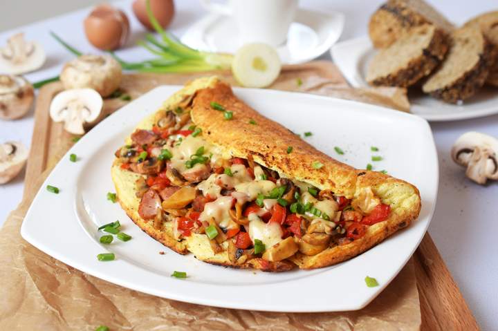 Puchaty omlet serowo-warzywny