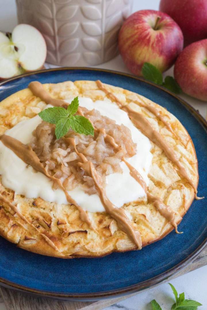 Pieczony omlet szarlotkowy