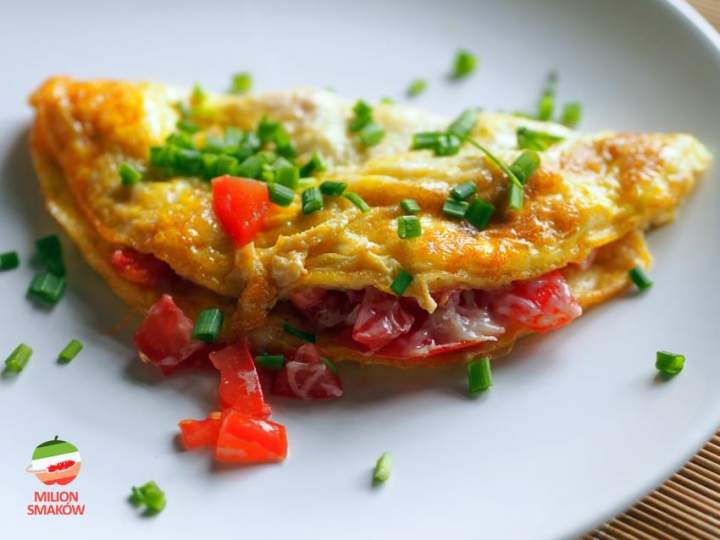 Omlet pomidorami, papryką, mozzarellą i szczypiorkiem