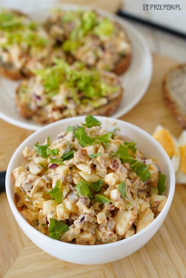 Pasta kanapkowa z jajkiem i suszonymi pomidorami