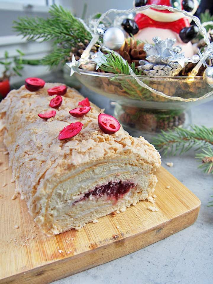 Rolada bezowa z kremem piernikowym i malinową konfiturą