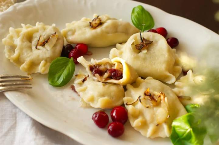 PIEROGI Z BOCZNIAKAMI I ŻURAWINĄ