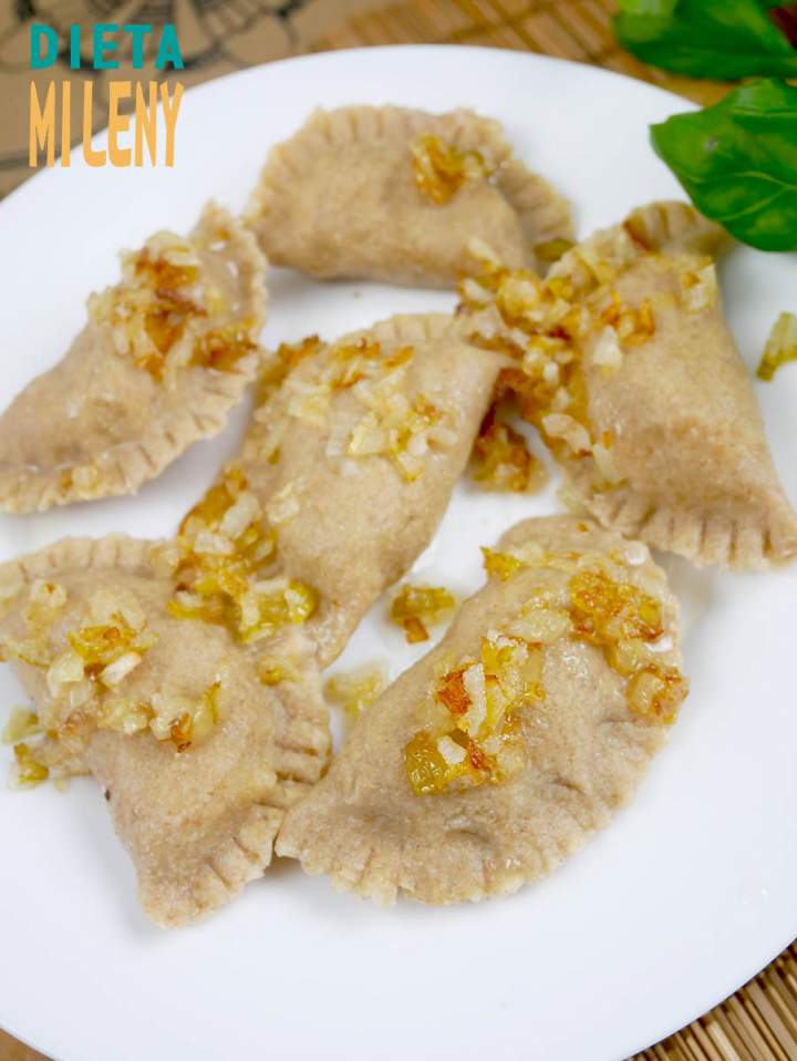 Dietetyczne pierogi z kurczakiem, kapustą i grzybami – lekka wersja klasyki!