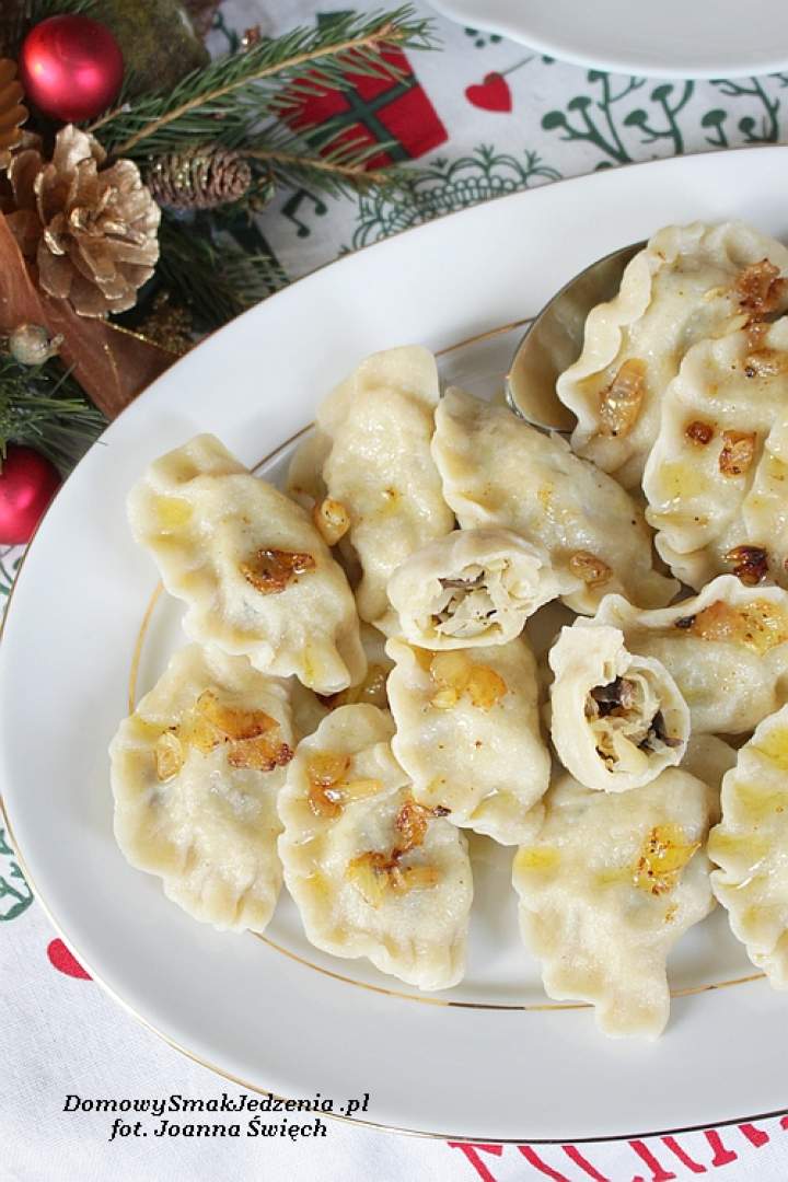 wigilijne pierogi z kapustą kiszoną i grzybami