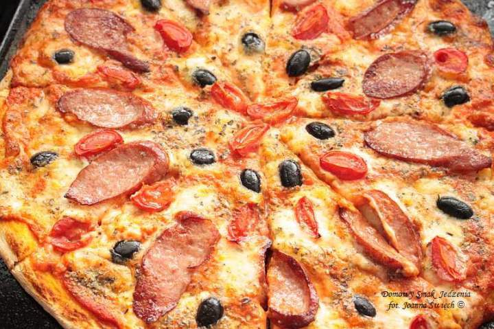 pizza z kiełbasą i czarnymi oliwkami