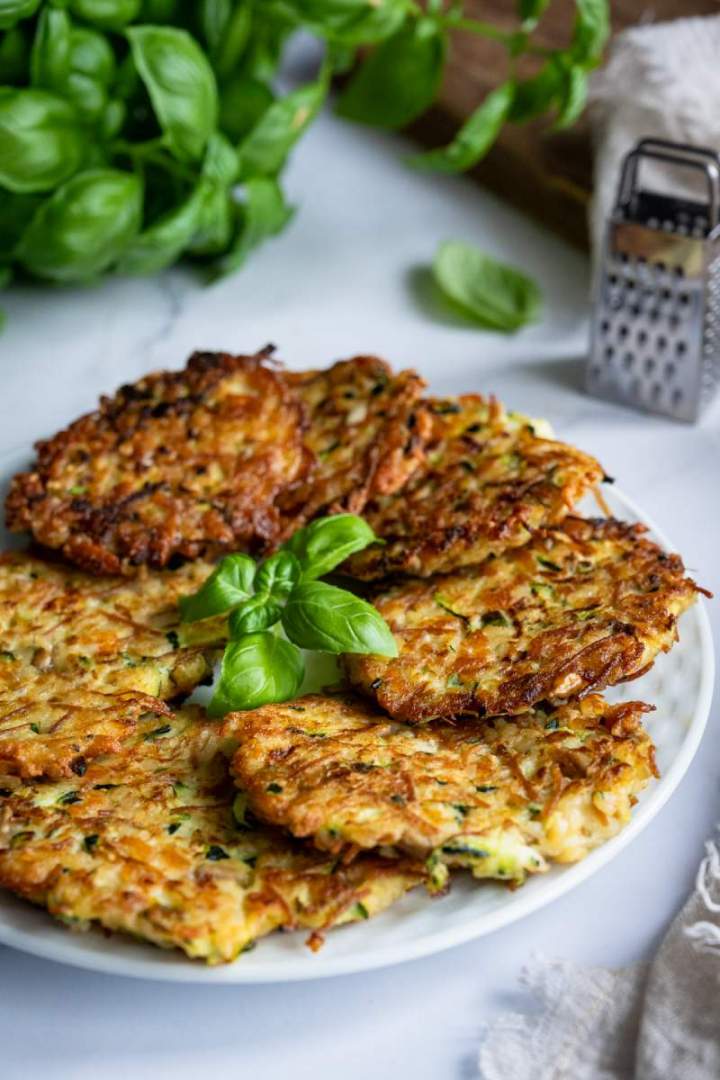 Placki z cukinii z bulgurem i halloumi