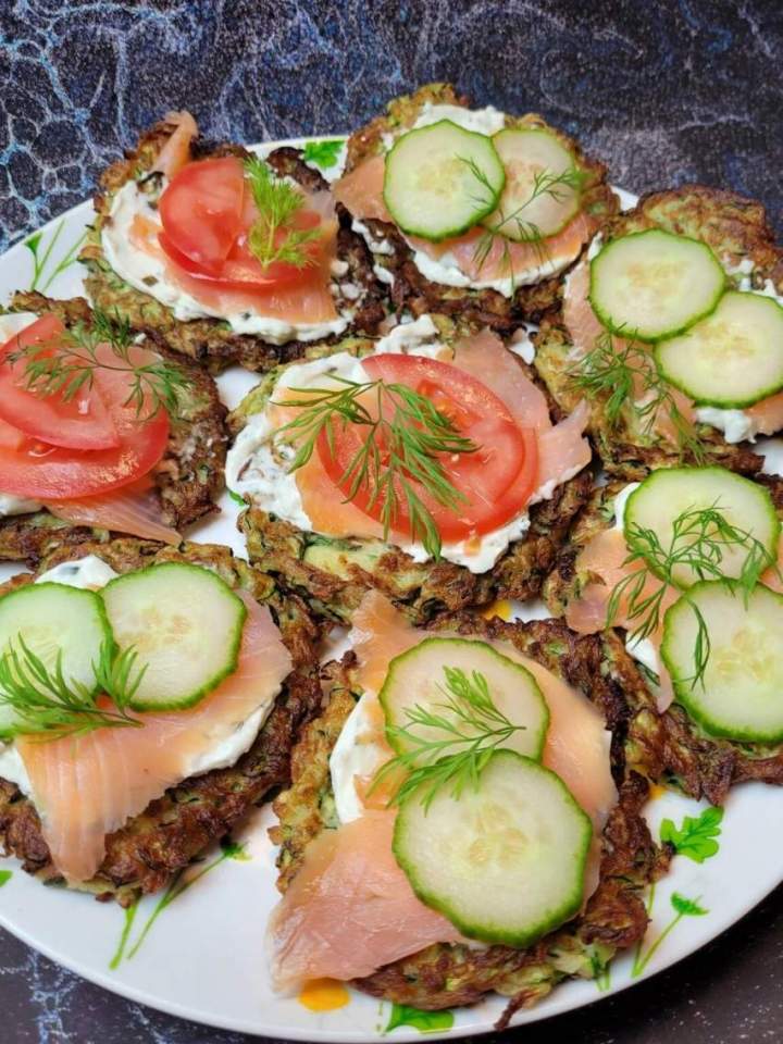 Placki z cukinii z łososiem – idealne na letnią kolację