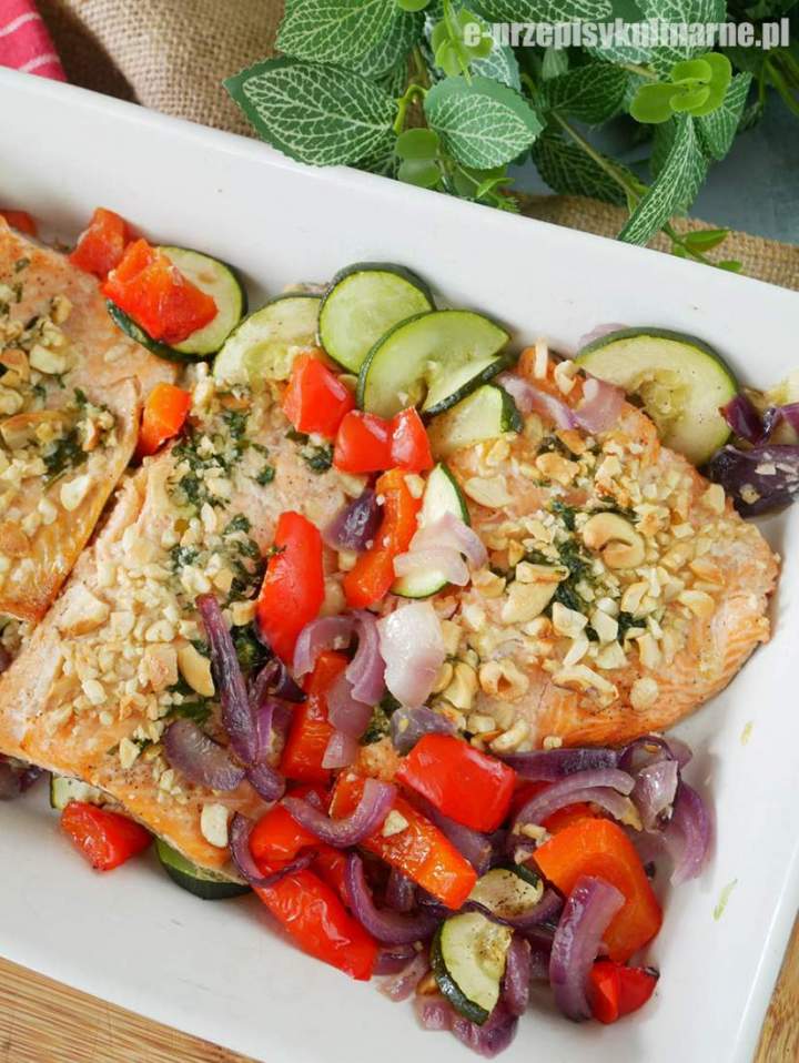 Pstrąg zapiekany z warzywami i masłem czosnkowym