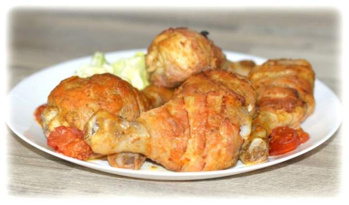 Pałki z kurczaka pieczone w boczku i miodowo-musztardowej marynacie