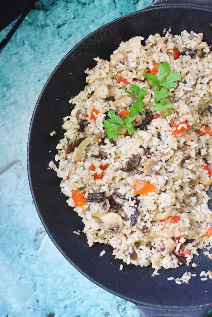 Ryż smażony z grzybami i papryką – prosty przepis na ryż