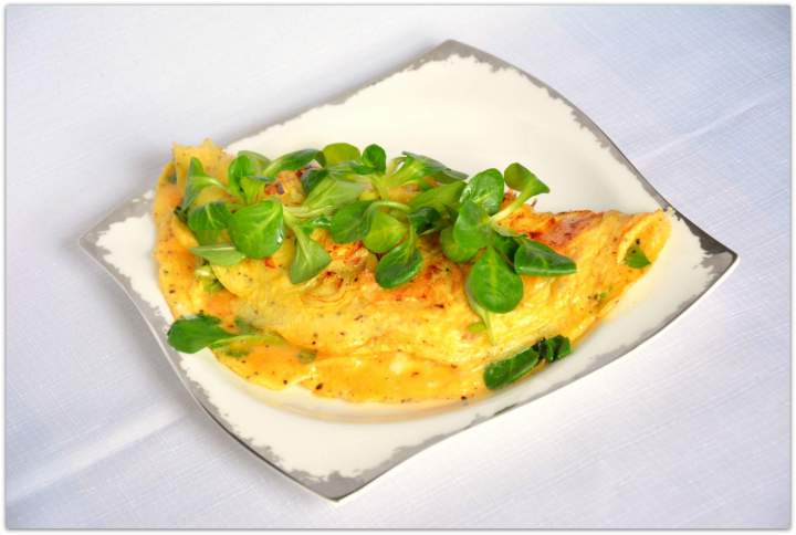 Omlet z łososiem i roszponką