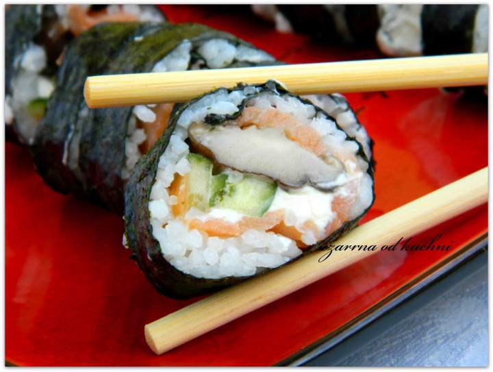 Sushi maki z grzybami shitake