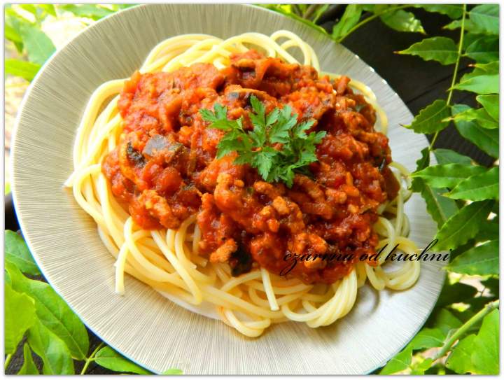 Spaghetti z sosem mięsno-warzywnym