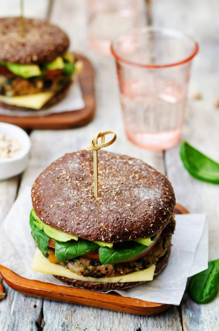 WEGAŃSKI BURGER Z QUINOA I SOSEM Z BAKŁAŻANA