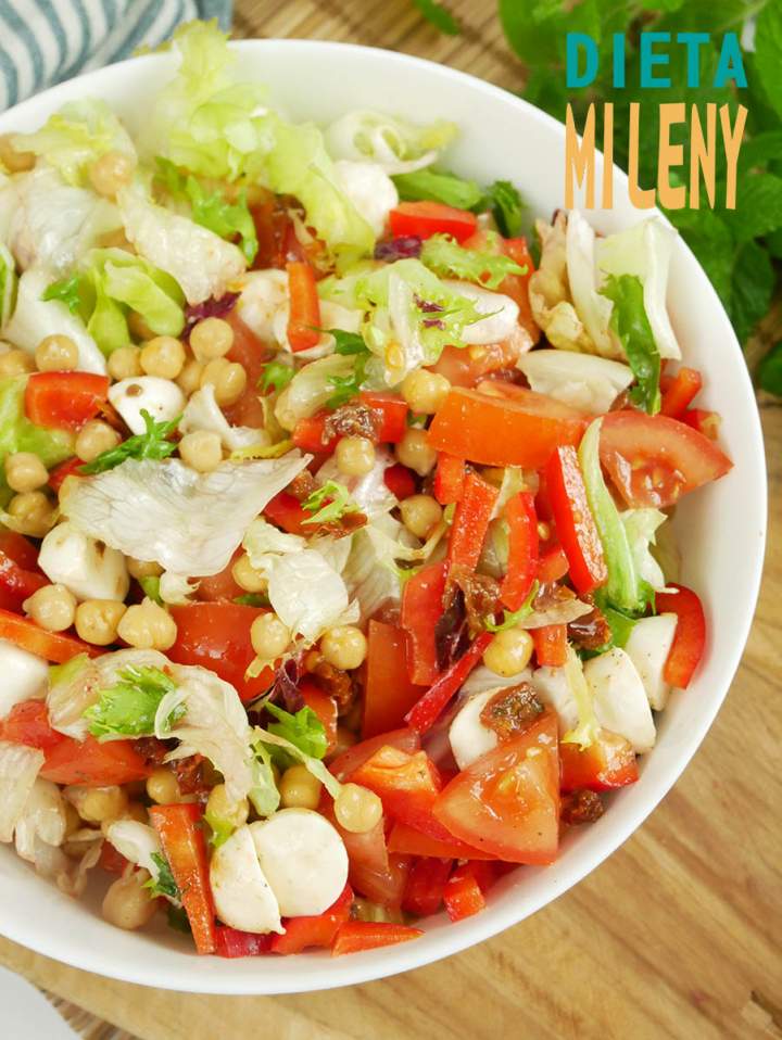 Sałatka z ciecierzycą, suszonymi pomidorami i mozzarellą