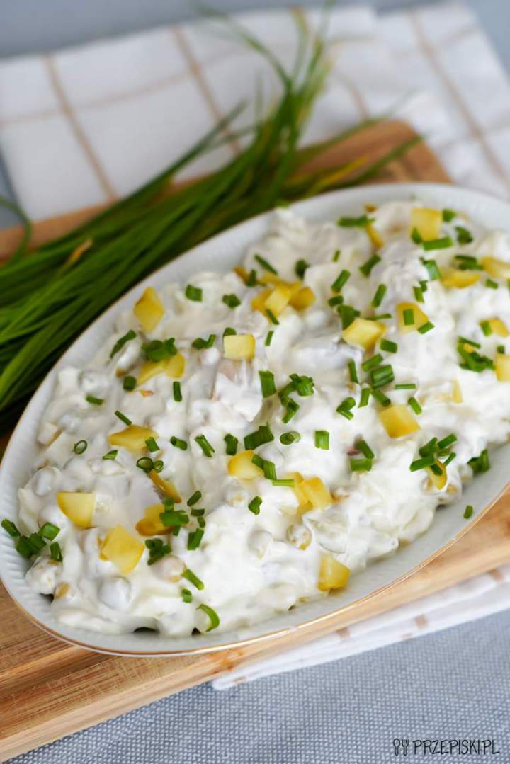 Sałatka śledziowa z groszkiem konserwowym