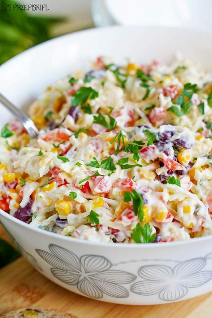 Sałatka z ananasem, żółtym serem i warzywami – pyszny i kolorowy przepis