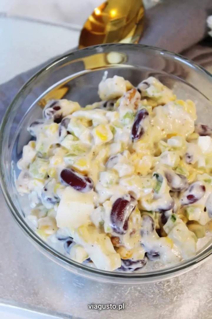 Sałatka z czerwoną fasolą z orzechami